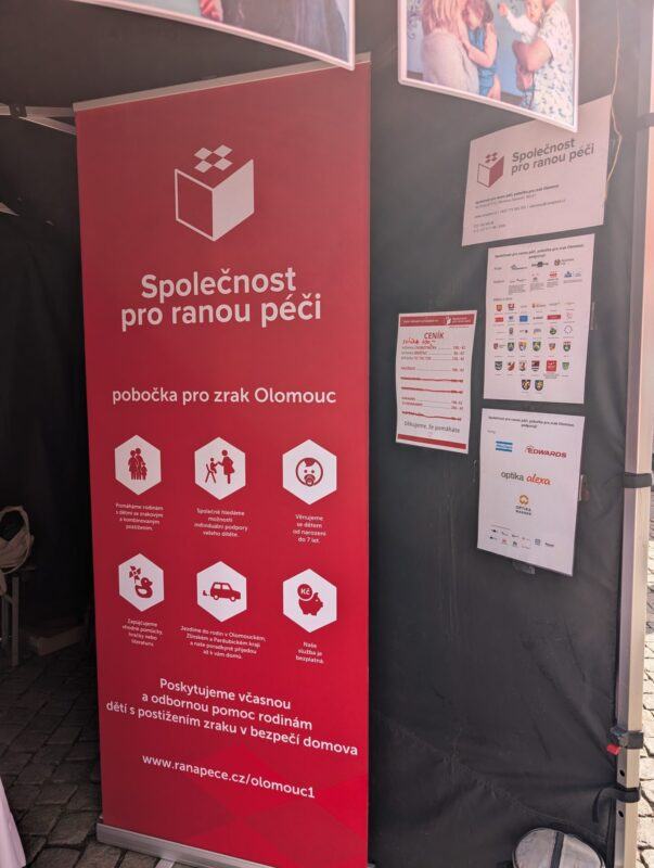 Rollup pobočky pro zrak Olomouc a loga partnerů