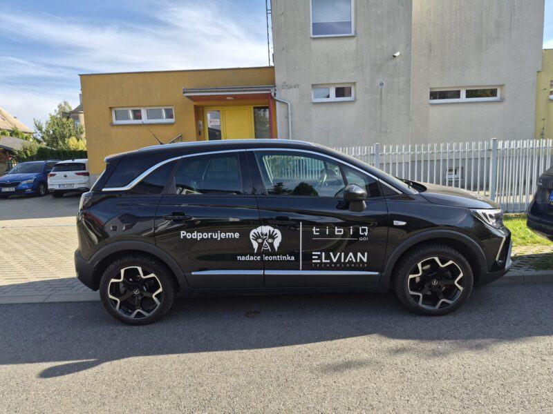 auto před pobočkou ostrava