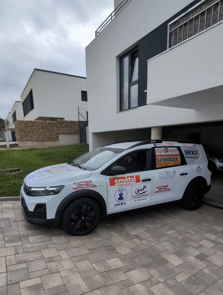 Sociální automobil před budovou pobočky SPRP Olomouc pro zrak